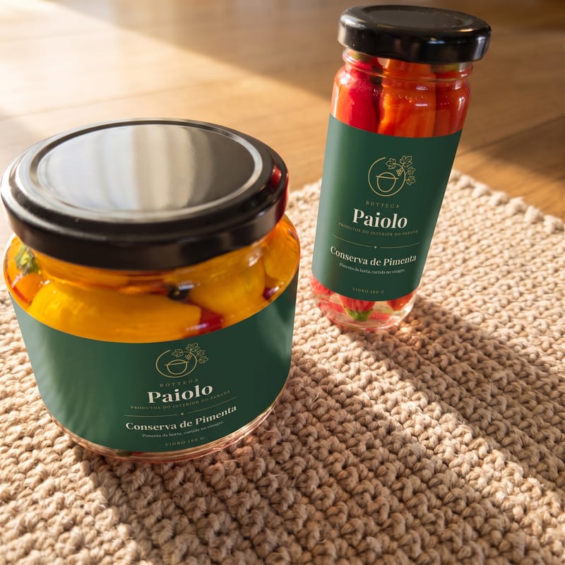 Vidros de conserva de pimenta vermelha e amarela