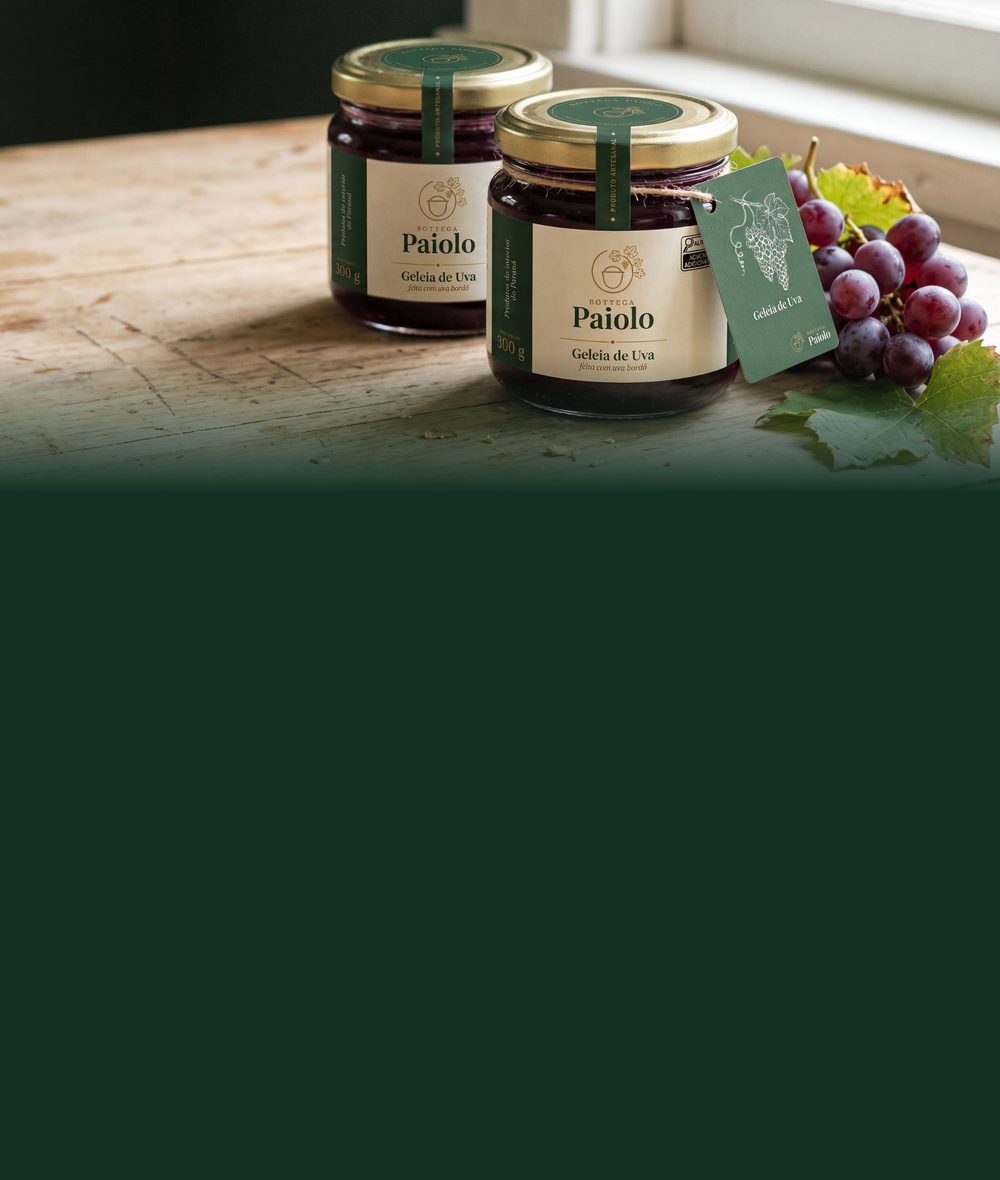 Potes de geleia de uva ao lado de um cacho de uvas