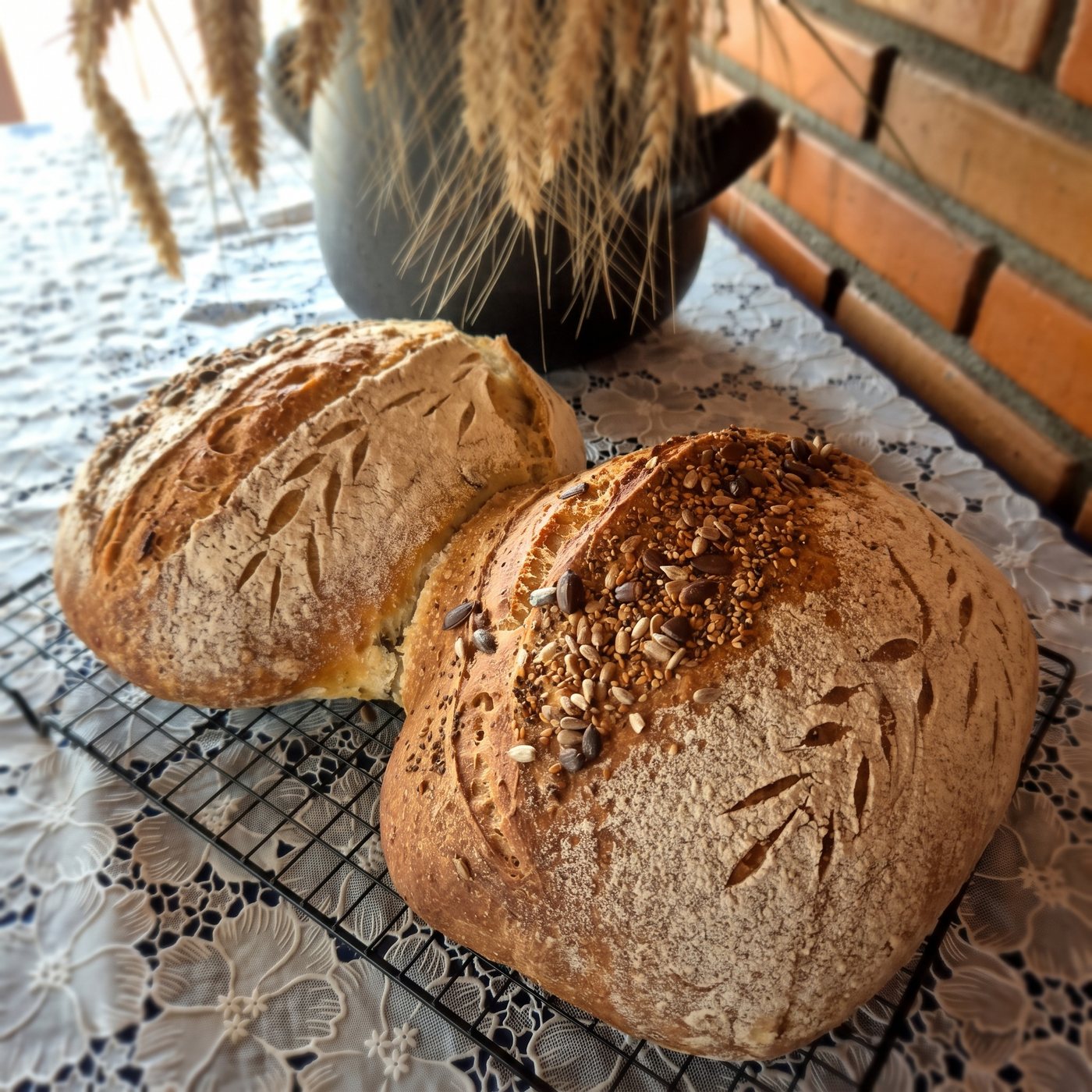 Dois pães de fermentação natural sobre grade de resfriamento